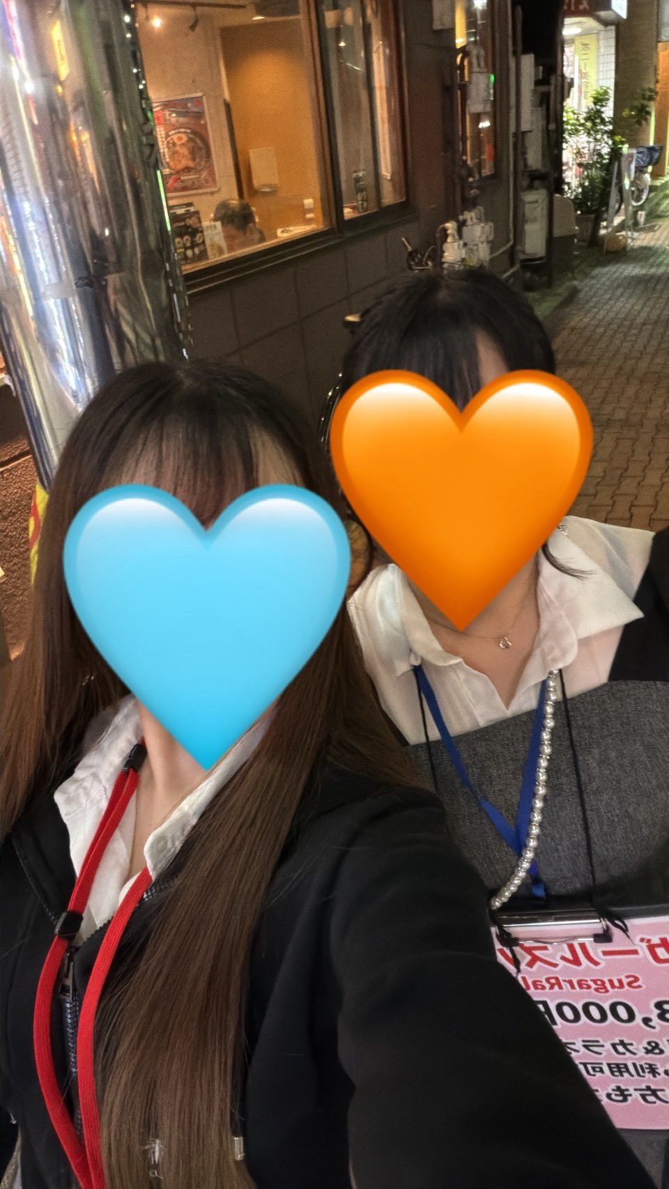 東十条の店前で記念撮影するスタッフ